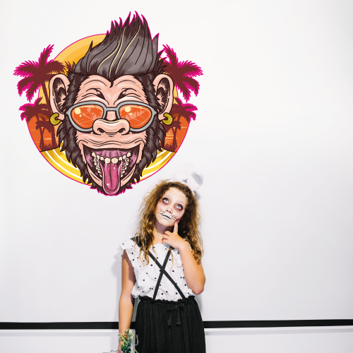 Chimpance-en-pared-chica-maquillada Chimpancé verano